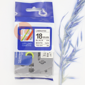 Nhãn in AZE-S241, siêu dính, chữ đen nền trắng, khổ rộng 18mm * dài 8m.