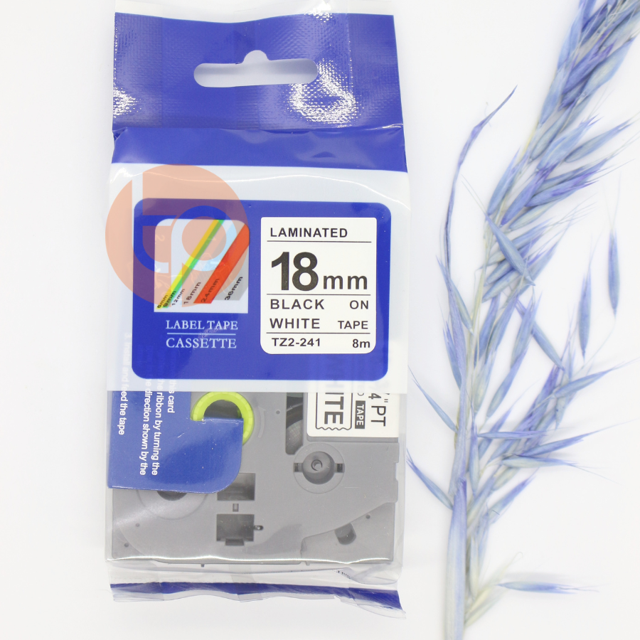 Nhãn in AZE-S241, siêu dính, chữ đen nền trắng, khổ rộng 18mm * dài 8m.