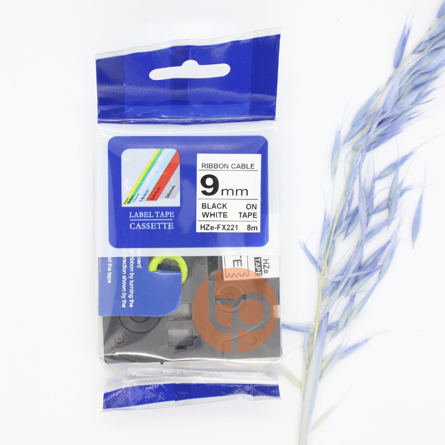 Nhãn in AZE-FX221, chữ đen nền trắng, khổ rộng 9mm * dài 8m.