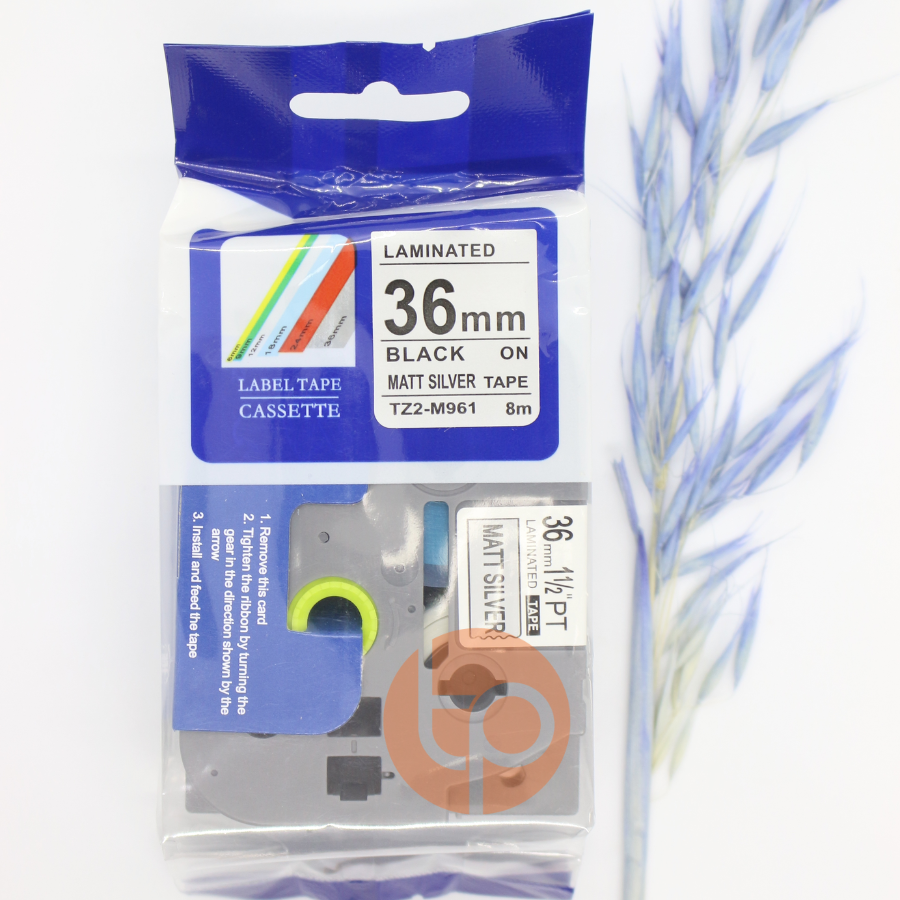 Nhãn in TZ2-M961, Khổ rộng 36mm * dài 8m, chữ đen nền bạc.