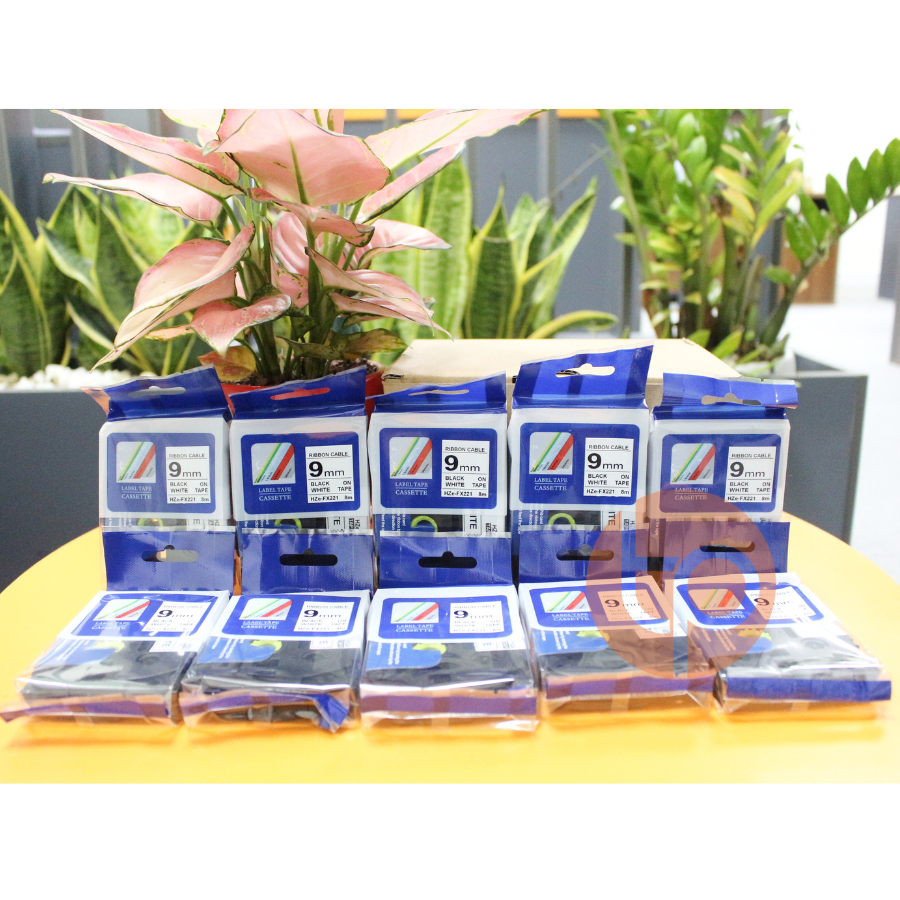 Combo 10 nhãn in Hze-221, khổ rộng 9mm* dài 8m, chữ đen nền vàng